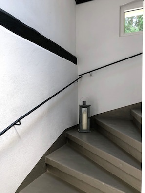 A staircase with a lantern on the landing. - NEW 2018 fully renovated apartment right on the famous Malerweg (Pfaffendorf)