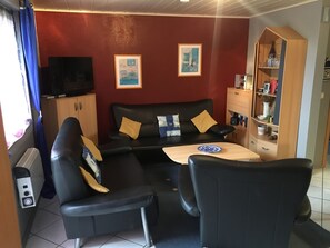 TV, books, stereo - Quiet Holiday home in the middle of the Volcano Eifel (Rheinland-Pfalz)