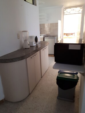 Refrigerador, microondas, parrilla de estufa y cafetera y tetera 