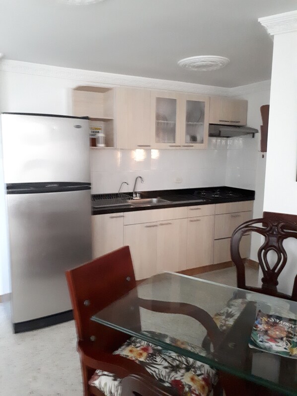 Refrigerador, microondas, parrilla de estufa y cafetera y tetera 