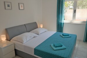 2 bedrooms, iron/ironing board, WiFi, bed sheets
