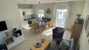 Eine moderne Wohnung mit Wohnzimmer, Essbereich und Küche.