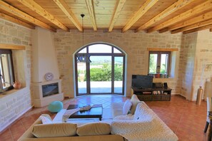 Fernseher, Kamin, Videospiele, DVD-Player