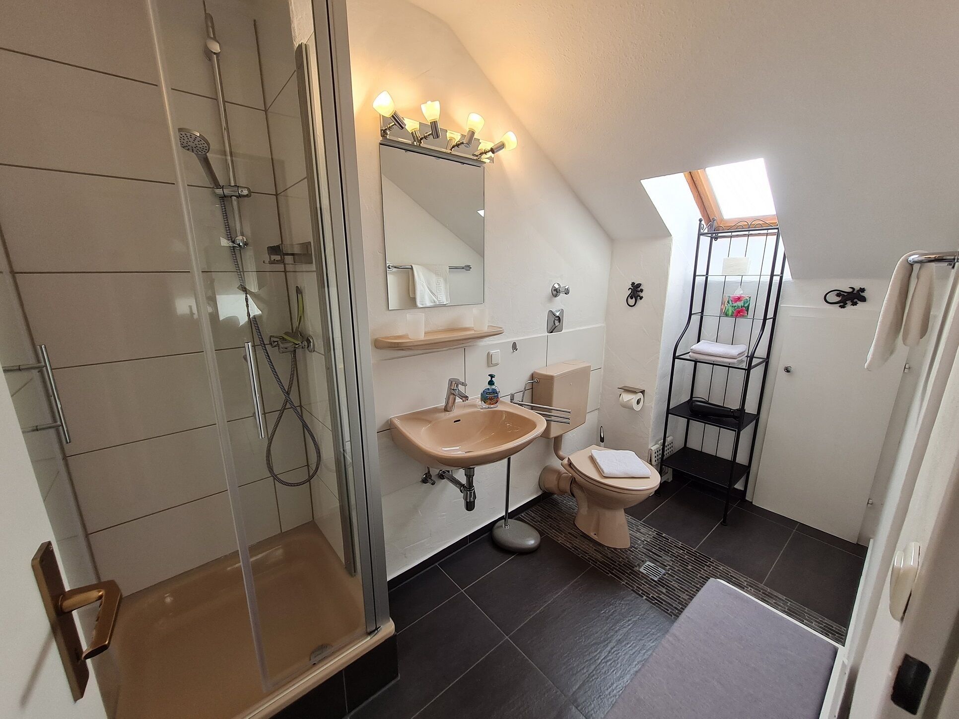 Modern, quiet 1-room-comfort-apartment - balcony, WLAN, TV, near the city center