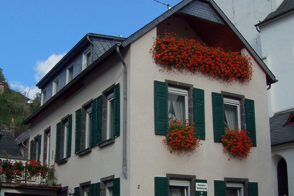 Apartment in the historic canons house - 52sqm / 2–4 people - WiFi