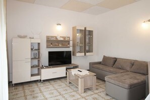 TV - Cozy 3-Bedroom Haven, Perfect for 5, With Parking Space (Ližnjan)