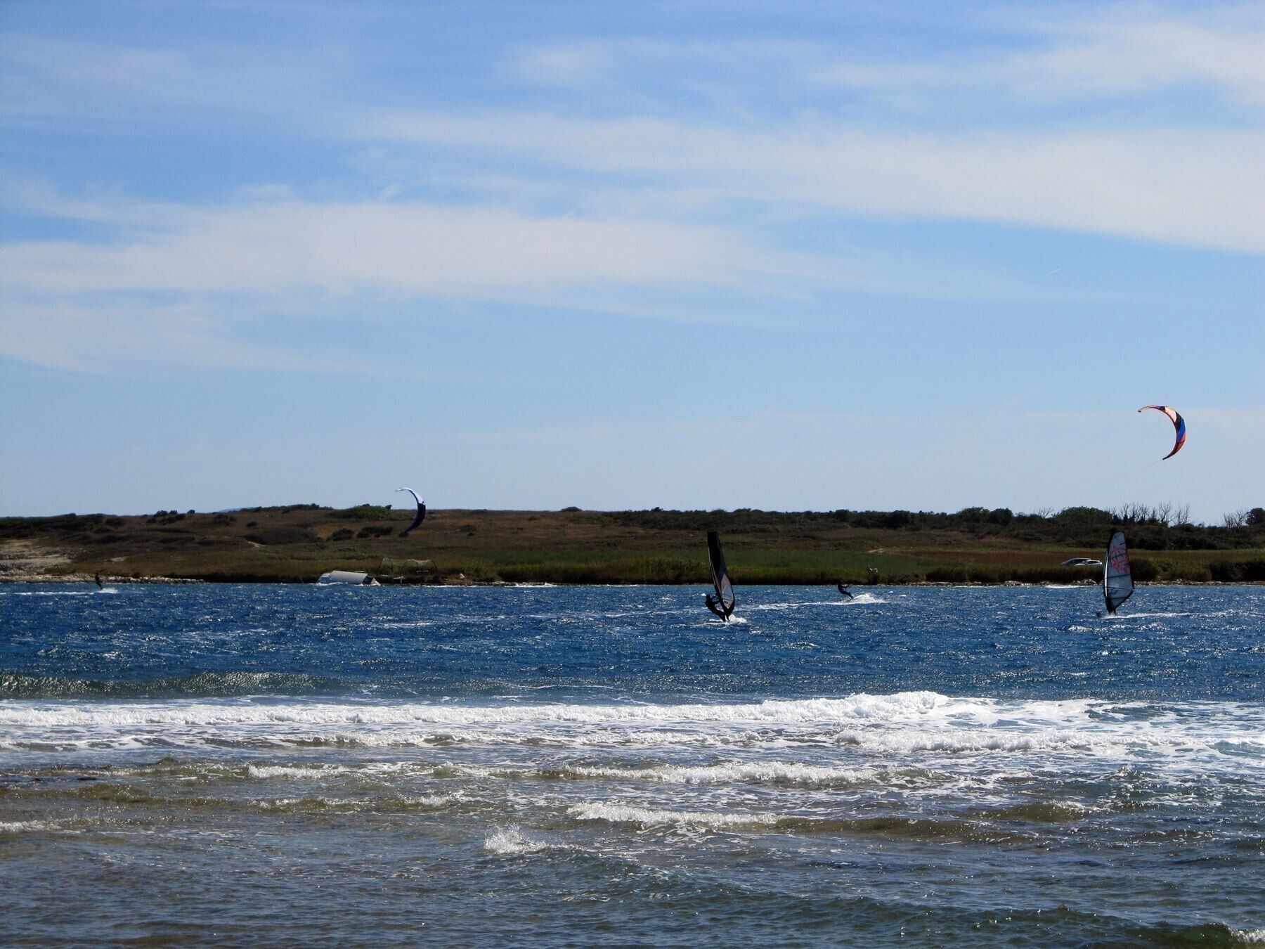 Une plage où l’on peut pratiquer la planche à voile.