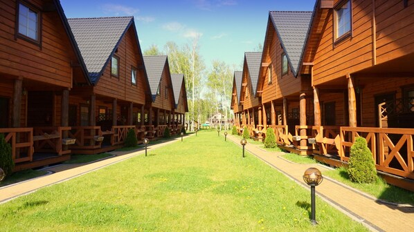 Property grounds - Holiday homes for families or groups of friends, 200m. from the beach. (Bobolin)