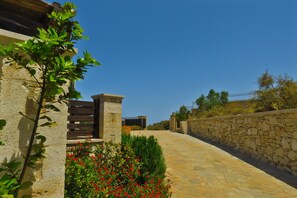 المنطقة المحيطة بالمنشأة