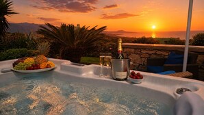 Hidromassatge amb una ampolla de Moët & Chandon, vasos i un plat de fruita.