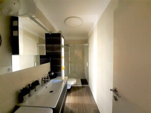 Douche, sèche-cheveux, serviettes fournies, savon