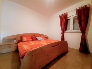 1 bedroom, in-room safe, free WiFi, bed sheets