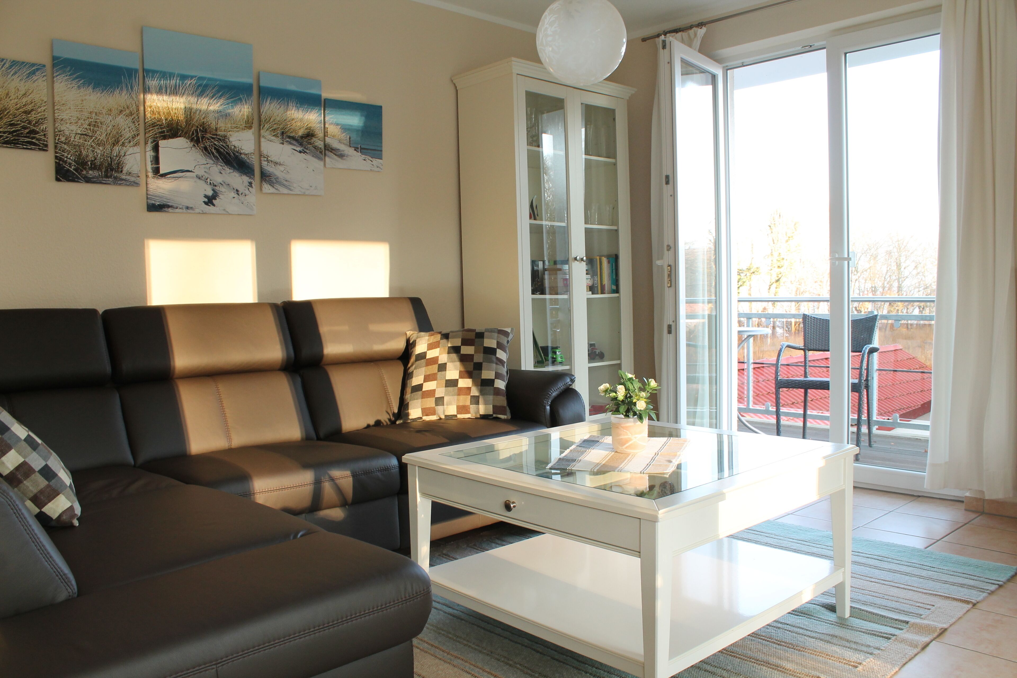 Sunny comfort apartment with 2 balconies in 1. Row to the beach (50 m to the Baltic Sea)