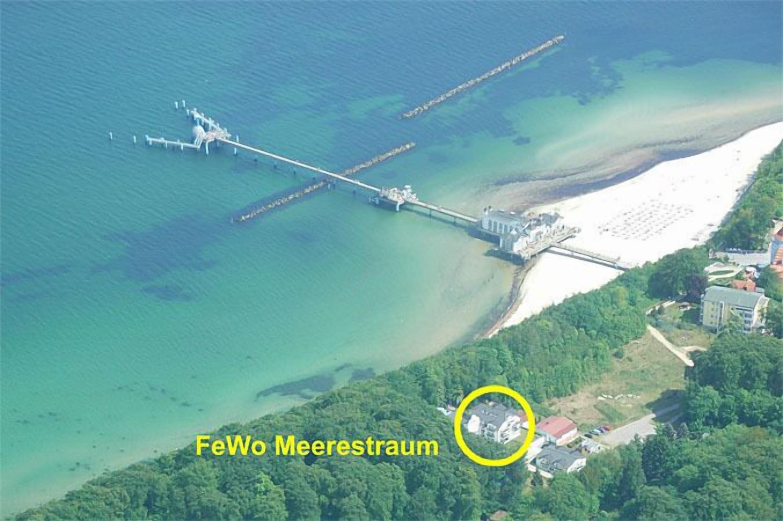 Sunny comfort apartment with 2 balconies in 1. Row to the beach (50 m to the Baltic Sea)