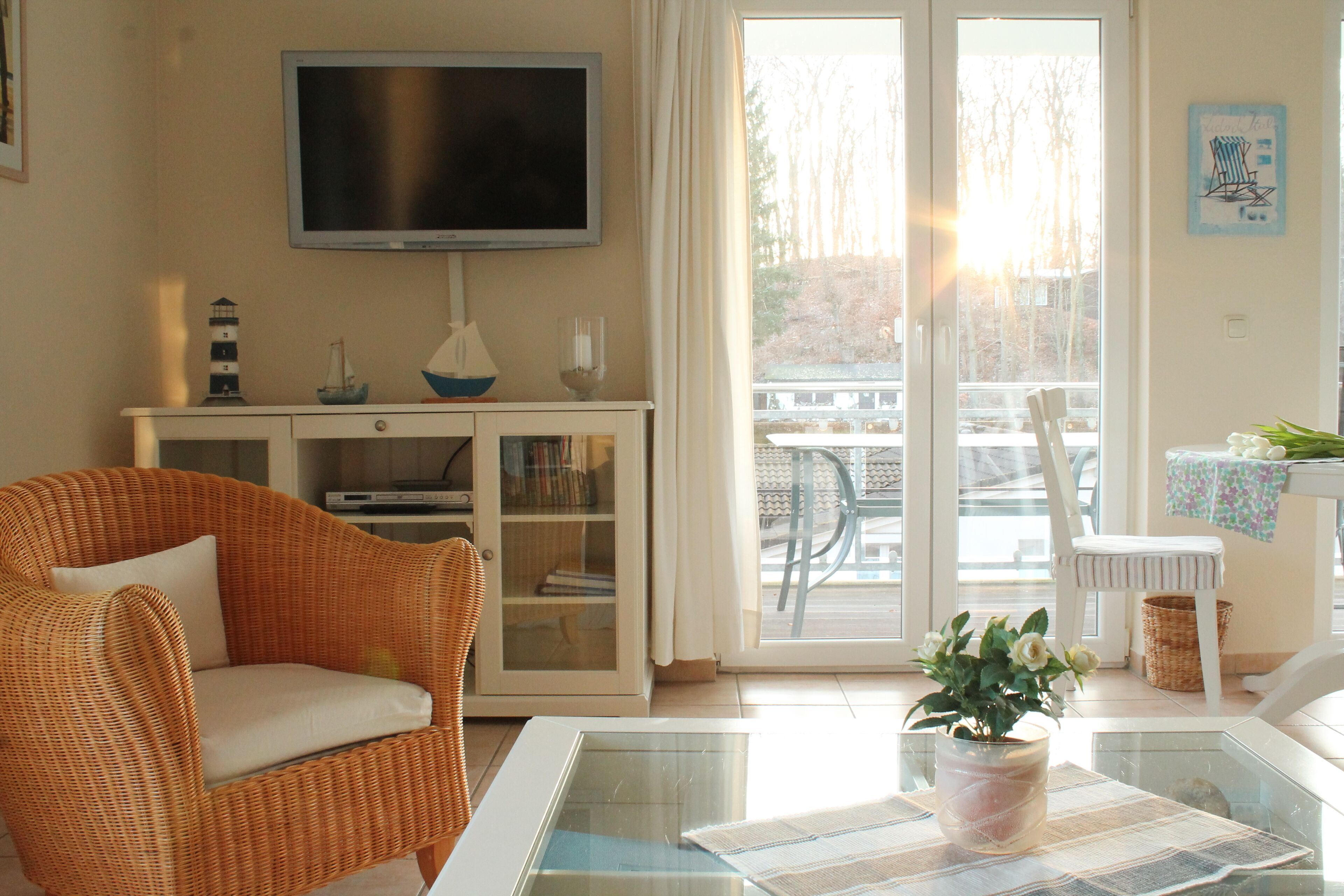 Sunny comfort apartment with 2 balconies in 1. Row to the beach (50 m to the Baltic Sea)