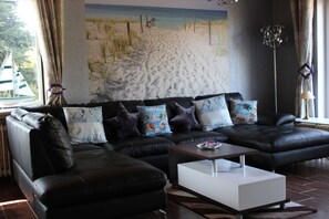 Fernseher, DVD-Player, Bücher