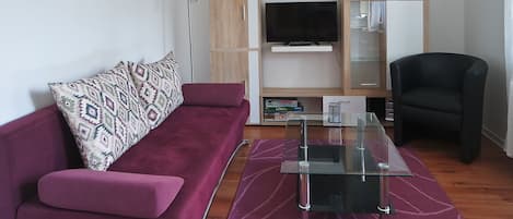 Una televisión, libros, un reproductor estéreo