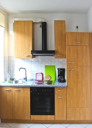 Frigorifero, microonde, forno, piano cottura