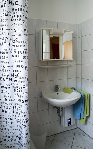 Shower, towels