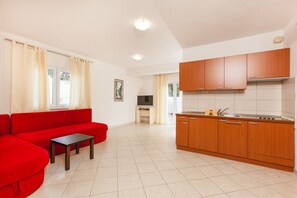 TV - Family-friendly apartments by the sea Okrug Gornji Trogir Split (Okrug Gornji)