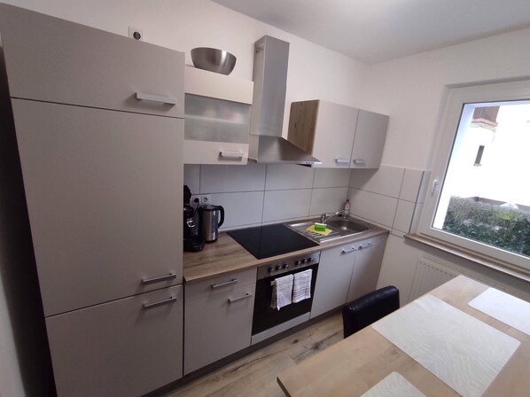 Kühlschrank, Ofen, Herdplatte, Wasserkocher mit Kaffee-/Teezubehör