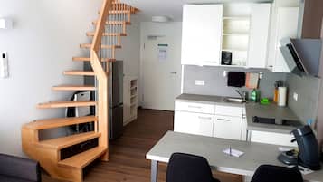 Kühlschrank, Mikrowelle, Herdplatte, Geschirrspüler