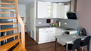 Réfrigérateur, micro-ondes, plaque de cuisson, lave-vaisselle