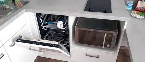 Fridge, microwave, stovetop, dishwasher