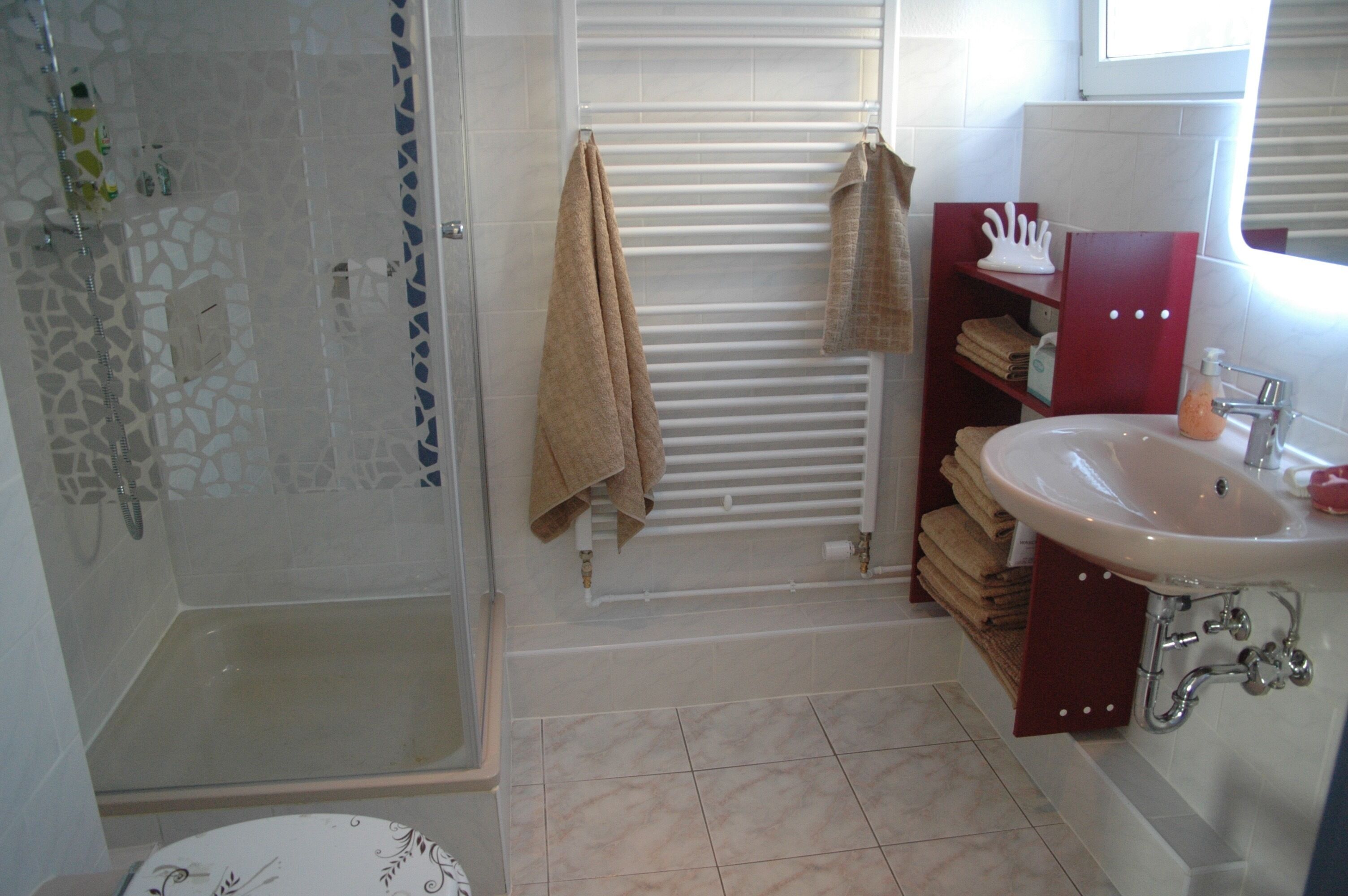 Swimming lake right by the large garden, dogs like, south-facing slope