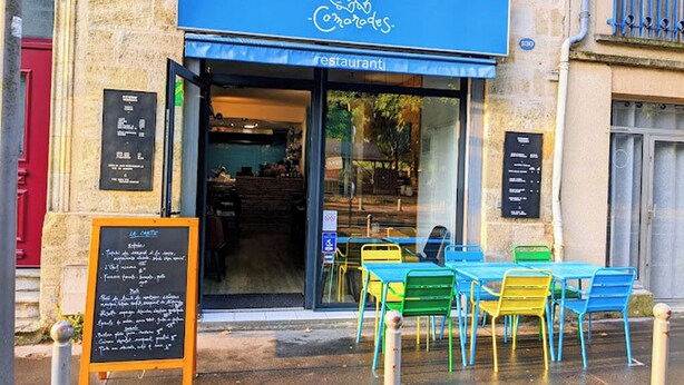 A restaurant with a blue awning and outdoor seating. - Les Bonbonières d'Andréa Gavinies Pellegrin Furnished 2* T2 + private roof top 24 sq.m. (Bordeaux)