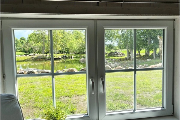 Blick von Wohnzimmer und Küche auf den kleinen See