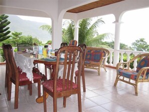 Outdoor dining - Apartment at Beau Vallon (Beau Vallon)