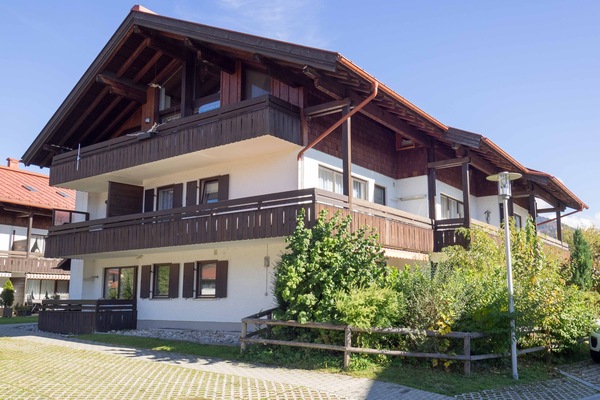 Blick aufs Haus und den großen Eck-Balkon