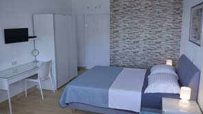Een strijkplank/strijkijzer, wifi, beddengoed