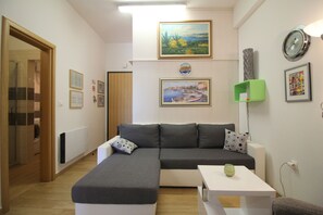 TV - 2-4 persons, modern furnishings, air-conditioned, washing machine (Porec)