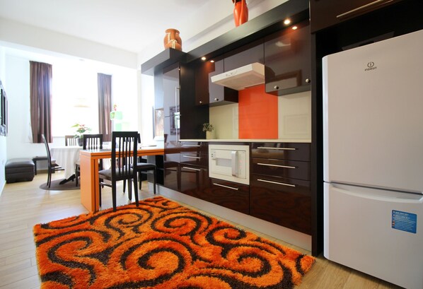 Fridge, microwave, stovetop, dishwasher