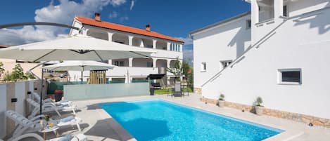 Piscine extérieure, piscine chauffée