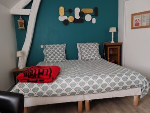 5 bedrooms, desk, iron/ironing board, free WiFi