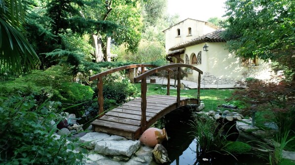 المنطقة المحيطة بالمنشأة