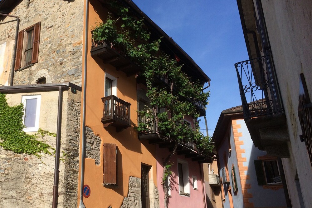 Sunny CORTILE-Apart, 4 pers, in historical building in Malcantone, Monte Lema