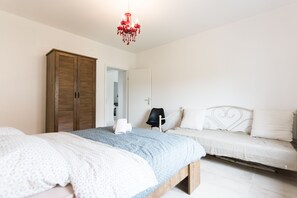 2 Schlafzimmer, Bügeleisen/Bügelbrett