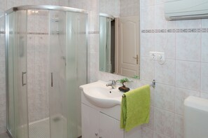 Baignoire, séchoir à cheveux, serviettes fournies
