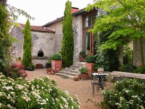 Outdoor dining - Country house with private indoor  pool, dream garden near the Loire Vallylley (Dercé)