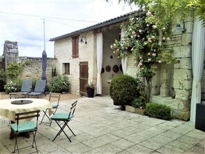 Outdoor dining - Country house with private indoor  pool, dream garden near the Loire Vallylley (Dercé)