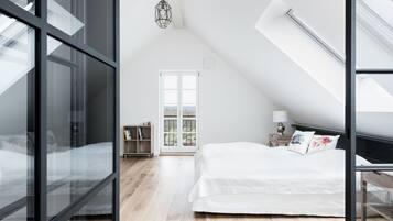 2 bedrooms, travel cot, WiFi, bed sheets