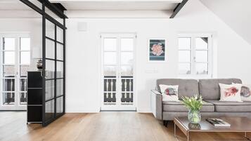 Fernseher, Tischtennisplatte, Bücher