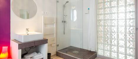 Douche, séchoir à cheveux, serviettes fournies, savon