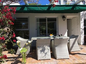 Outdoor dining - Family-friendly, sunny holiday home with pool, splendid views and solar power (Cape Town)