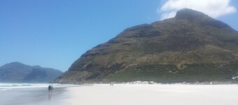 Familjevänligt fritidshus med mycket sol, pool och underbar utsikt