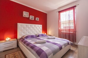 2 bedrooms, desk, iron/ironing board, WiFi